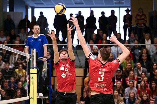 Volleyball 2. Bundesliga Saison 2023 2024 TV Rottenburg - SV Schwaig 04.02.2024 Linus Hermann (li, TV Rottenburg) und Jan Huber (re, TV Rottenburg)