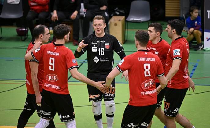 Volleyball 2. Bundesliga Saison 2023 2024 TV Rottenburg - SV Schwaig 04.02.2024 Teamkreis TV Rottenburg, das war knapp zeigt Hannes Elsaesser (mitte) an