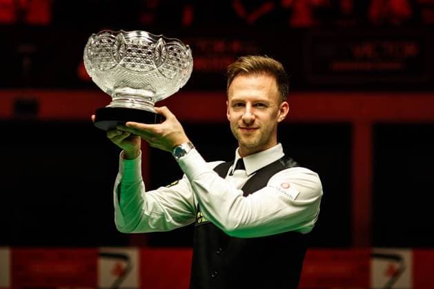 Bilder des Jahres 2024, Sport 02 Feburar Sport Themen der Woche KW05 Sport Bilder des Tages BERLIN, GERMANY - FEBRUARY 04: Judd Trump of England poses with the trophy after winning the Final match against Si Jiahui of China on day 7 of 2024 BetVictor German Masters at Tempodrom on February 4, 2024 in Berlin, Germany.  Copyright: xTaixChengzhex 111478303589
