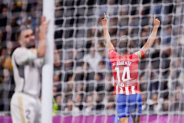 Sport Themen der Woche KW05 Sport Bilder des Tages Real Madrid CF Vs Atletico de Madrid in Madrid, Spain - 04 Feb 2024 Marcos Llorente (R) of Atletico de Madrid celebrates after scoring a goal during the football match of Spanish championship La Liga EA Sports between Real Madrid CF and Atletico de Madrid at the Santiago Bernabeu Stadium. Final score; Real Madrid CF 1:1 Atletico de Madrid Madrid Spain Copyright: xRubenxAlbarranx xSOPAxImagesx RALBARRAN_039