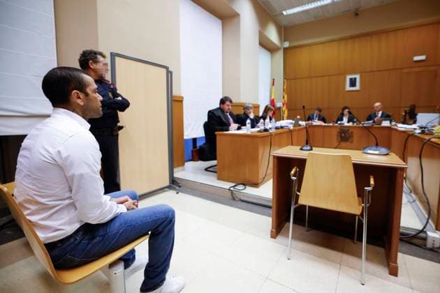 Fußball, Dani Alves in Barcelona vor Gericht Former FC Barcelona, Barca s Brazilian player Dani Alves, accused of sexually assaulting a woman inside a bathroom at a disco in Barcelona in December 2022, sits on the dock moments after the trial against him began, with the previous questions of accusations and defenses, at Barcelona s Court in Barcelona city, Catalonia, north-eastern Spain, 05 February 2024. Trial against Dani Alves for sexual assault begins in Barcelona !ACHTUNG: NUR REDAKTIONELLE NUTZUNG!  Copyright: xALBERTOxESTEVEZx GRAF7929 20240205-55012844093_1