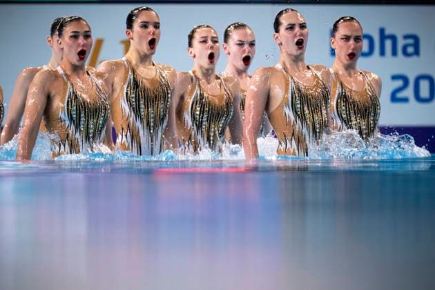Sport Themen der Woche KW06 Sport Bilder des Tages Athletes of Ukraine team compete in the artistic swimming mixed team technical preliminary during the 21st World Aquatics Championships at the Aspire Dome in Doha (Qatar), February 05, 2024. GiorgioXPerottino