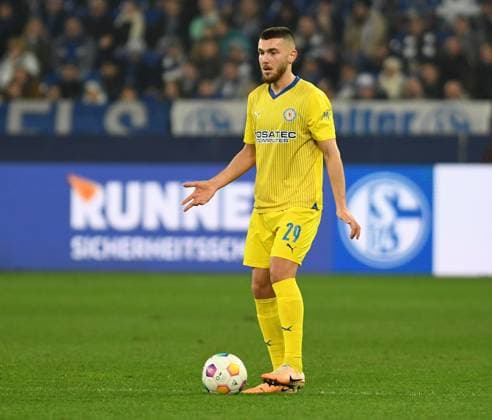 03.02.2024, Gelsenkirchen, Germany, VELTINS-Arena, FC Schalke 04 vs Eintracht Braunschweig - 2. Bundesliga, Hasan Kurucay (Eintracht Braunschweig) in Aktion, am Ball, Einzelaktion (Foto Ralf Treese) DFB DFL REGULATIONS PROHIBIT ANY USE OF PHOTOGRAPHS AS IMAGE SEQUENCES AND OR QUASI-VIDEO. Gelsenkirchen VELTINS-Arena North Rhine-Westphalia Germany