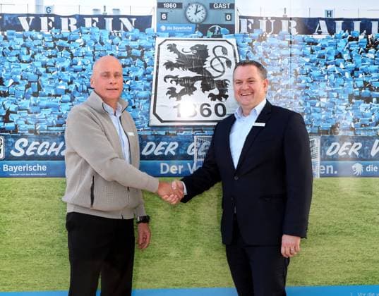 München, Deutschland 05. Februar 2024: Fussball, Herren, 3.Liga, Saison 2023 2024, TSV 1860 München, Vorstellung kaufmännischer Geschäftsführer Oliver Mueller , Grünwalder Strasse 114 Im Bild Robert Reisinger, Präsident (TSV 1860 München) (li.) mit Oliver Mueller, neuer Geschäftsführer Finanzen, kaufmännisch (TSV 1860 München) (re.) Handschlag, begrüssen, Hand geben