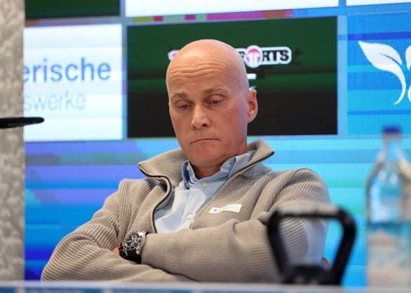 München, Deutschland 05. Februar 2024: Fussball, Herren, 3.Liga, Saison 2023 2024, TSV 1860 München, Vorstellung kaufmännischer Geschäftsführer Oliver Mueller , Grünwalder Strasse 114 Im Bild Robert Reisinger, Präsident (TSV 1860 München) sitzend, nachdenken, nachdenklich, Blick nach unten, in Gedanken