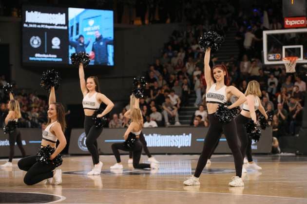 Symbol Showeinlage und Animation bei den Cheergirls der Towers in der Halbzeitpause Basketball Herren BBL am Sa. 03.02.2024 Hamburg Towers - Baskets Bonn 80 - 87 Claus Bergmann