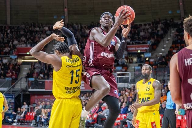 Sport Themen der Woche KW06 Sport Bilder des Tages Ebuka Izundu 15 (EWE Baskets Oldenburg), Isaac Bonga 9 (FC Bayern Basketball), Chaudee Brown Jr. 16 (EWE Baskets Oldenburg), FC Bayern Basketball vs. EWE Baskets Oldenburg, Basketball, BBL, 19. Spieltag, 05.02.2024 Muenchen Bayern Deutschland *** Ebuka Izundu 15 EWE Baskets Oldenburg , Isaac Bonga 9 FC Bayern Basketball , Chaudee Brown Jr 16 EWE Baskets Oldenburg , FC Bayern Basketball vs EWE Baskets Oldenburg, Basketball, BBL, 19 Matchday, 05 02 2024 Munich Bavaria Germany Copyright: xkolbert-press UlrichxGamelx
