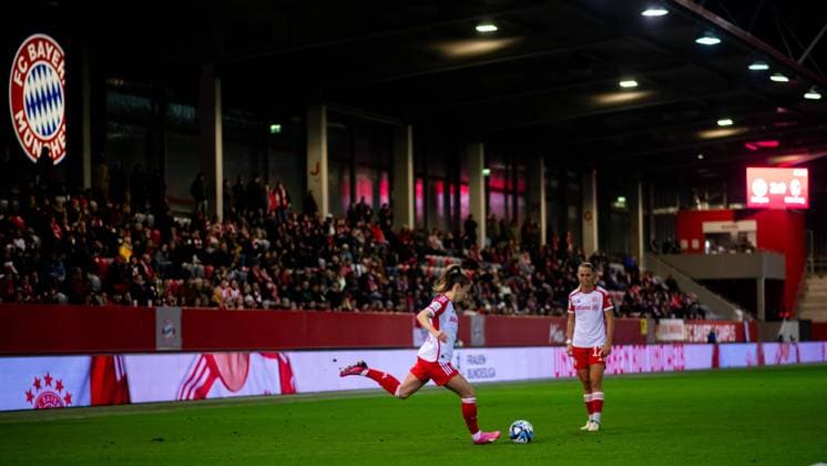 Katharina Naschenweng (FC Bayern Muenchen, 19) beim Freistoß, GER, FC Bayern Muenchen vs SC Freiburg, Fussball Google Pixel Frauen Bundesliga, 12. Spieltag, Saison 2023 2024, 05.02.2024 DFB regulations prohibit any use of photographs as image sequences and or quasi-video GER, FC Bayern Muenchen vs SC Freiburg, Fussball Google Pixel Frauen Bundesliga, 12. Spieltag, Saison 2023 2024, 05.02.2024 Muenchen *** Katharina Naschenweng FC Bayern Muenchen, 19 at free kick, GER, FC Bayern Muenchen vs SC Freiburg, Football Google Pixel Frauen Bundesliga, 12 Spieltag, Saison 2023 2024, 05 02 2024 DFB regulations prohibit any use of photographs as image sequences and or quasi video GER, FC Bayern Muenchen vs SC Freiburg, Football Google Pixel Frauen Bundesliga, 12 Spieltag, Saison 2023 2024, 05 02 2024 Muenchen Copyright: xEibner-Pressefoto Memmlerx EP_MMR