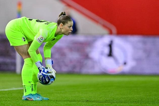 Rafaela Borggräfe (Torwart, Freiburg, 12) am Ball, Freisteller, Ganzkörper, Einzelbild, Aktion, Action, 05.02.2024, München (Deutschland), Fussball, Google Pixel Frauen-Bundesliga, FC Bayern München - SC Freiburg, DFB DFL REGULATIONS PROHIBIT ANY USE OF PHOTOGRAPHS AS IMAGE SEQUENCES AND OR QUASI-VIDEO.