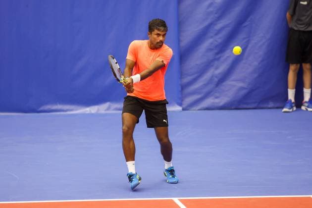 DALLAS, TX - FEBRUARY 05: Vijay Sundar Prashanth (IND) hits a backhand during the Dallas Open on February 5, 2024 at Styslinger Altec Tennis Complex in Dallas, TX. (Photo by George Walker Icon Sportswire) TENNIS: FEB 05 Dallas Open EDITORIAL USE ONLY Icon24020565