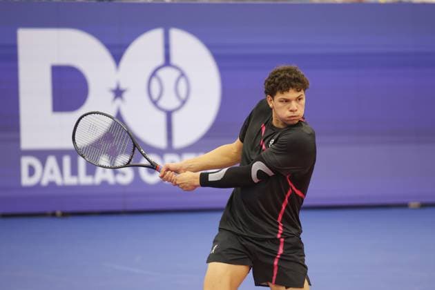 DALLAS, TX - FEBRUARY 05: Ben Shelton (USA) hits a backhand during the Dallas Open on February 5, 2024 at Styslinger Altec Tennis Complex in Dallas, TX. (Photo by George Walker Icon Sportswire) TENNIS: FEB 05 Dallas Open EDITORIAL USE ONLY Icon24020572