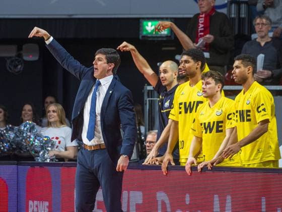 Oldenburgs Coach Pedro CALLES und Spieler. Basketball, Bayern - Oldenburg am 5.02.2024. Basketball Bundesliga, FC Bayern Basketball - EWE Baskets Oldenburg 93:73, 19.Spieltag, Saison 2023-2024 in Muenchen, B M W P A R K, Deutschland. Quelle Copyright Credit : Oryk HAIST