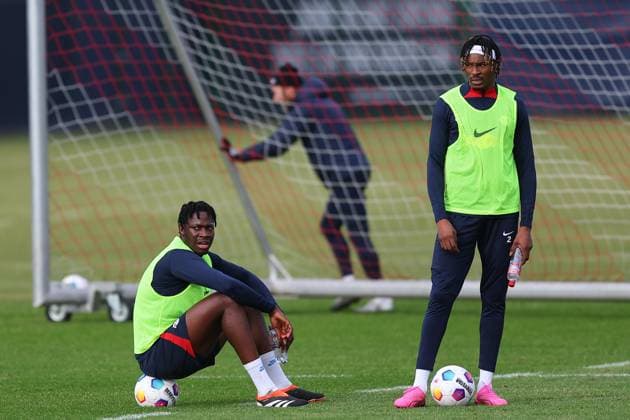 RB Leipzig Training 1. Bundesliga Leipzig, 06.02.2024, Trainingszentrum am Cottaweg, Saison 2023 2024, Fußball, Männer, 1. Bundesliga , RB Leipzig Training , Im Bild v.l.: El Chadaille Bitshiabu und Mohamed Simakan ,