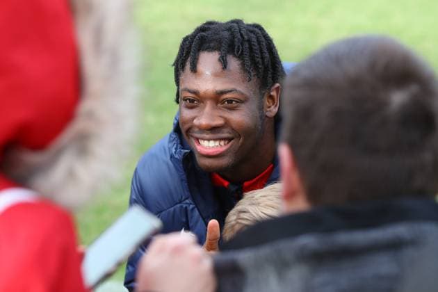 RB Leipzig Training 1. Bundesliga Leipzig, 06.02.2024, Trainingszentrum am Cottaweg, Saison 2023 2024, Fußball, Männer, 1. Bundesliga , RB Leipzig Training , Im Bild: El Chadaille Bitshiabu und Fans ,