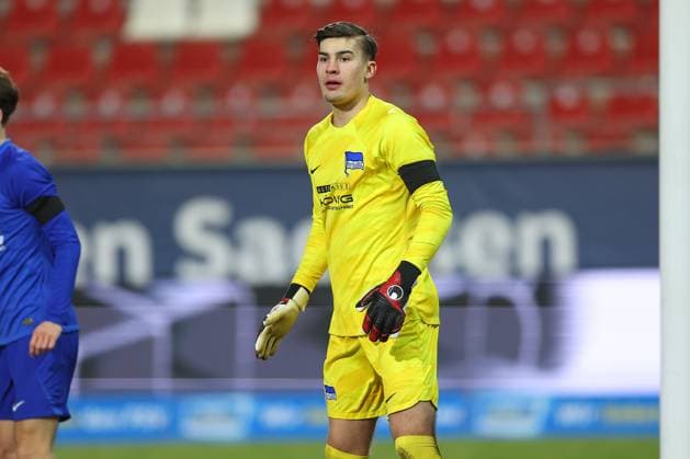 Zwickau, 02.02.2024, GGZ-Arena, Fußball, Männer, Saison 2023 2024, Regionalliga Nordost, 20. Spieltag , FSV Zwickau - Hertha BSC II , Im Bild: Torhüter Robert Kwasigroch (33, Hertha II) , Gemäß den Vorgaben des DFB, Deutscher Fußball Bund, ist es untersagt, in dem Stadion und oder vom Spiel angefertigte Fotoaufnahmen in Form von Sequenzbildern und oder videoähnlichen Fotostrecken zu verwerten bzw. verwerten zu lassen. DFB regulations prohibit any use of photographs as image sequences and or quasi-video.