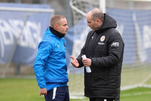 Braunschweig Training Braunschweig, 06.02.2024, FUßBALL - Eintracht Braunschweig, 2. BL, Saison 2023 24, Training, Marvin RittmuÌˆller (Eintracht Braunschweig), Cheftrainer Daniel Scherning (Eintracht Braunschweig) Braunschweig