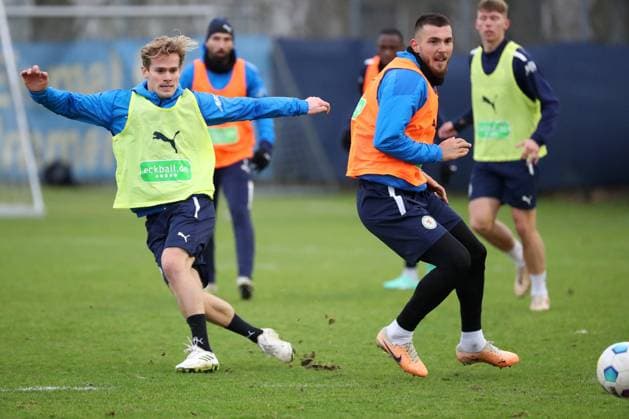 Braunschweig Training Braunschweig, 06.02.2024, FUßBALL - Eintracht Braunschweig, 2. BL, Saison 2023 24, Training, Hampus Finndell (Eintracht Braunschweig), Hasan Kurucay (Eintracht Braunschweig) Braunschweig