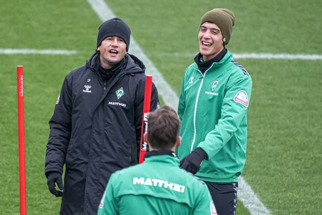 Sport Themen der Woche KW06 Sport Bilder des Tages GER, 1.FBL, Werder Bremen Training 06.02.2024, Trainingsgelaende am wohninvest WESERSTADION - Platz 4 5, Bremen, GER, 1.FBL, Werder Bremen Training Gut gelaunt Nelson Valdez (Co Trainer Werder Bremen); Julian Malatini (WerderË½BremenË½Neuzugang 22); *** GER, 1 FBL, Werder Bremen Training 06 02 2024, Training ground at wohninvest WESERSTADION Platz 4 5, Bremen, GER, 1 FBL, Werder Bremen Training In a good mood Nelson Valdez Co Trainer Werder Bremen Julian Malatini WerderË½BremenË½New signing 22 nordphotoxGmbHxx xKokenge nph00001