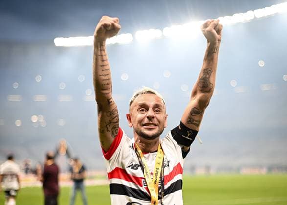 4th February 2024; Estadio do Mineirao, Belo Horizonte, Brazil: Supercopa of Brazil Final Palmeiras versus Sao Paulo; Rafinha of Sao Paulo celebrates their win in the penalty shoot out  ActionPlus12606582 GledstonxTavares