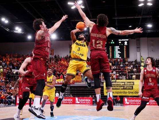 Sport Themen der Woche KW06 Sport Bilder des Tages Basketball, CL, MHP RIESEN Ludwigsburg - Galatasaray Odeabank Istanbul BAU Ludwigsburg 6.2.2024 Basketball MHP Riesen Ludwigsburg vs. Galatasaray Ekmas , v.l. Bugrahan Tuncer (Ekmas), Jayvon Graves (LB), Jonah Radebaugh (Ekmas) *** BAU Ludwigsburg 6 2 2024 Basketball MHP Riesen Ludwigsburg vs Galatasaray Ekmas , v l Bugrahan Tuncer Ekmas , Jayvon Graves LB , Jonah Radebaugh Ekmas