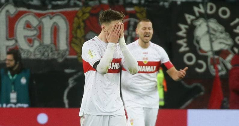 Sport Themen der Woche KW06 Sport Bilder des Tages Leverkusen DFB-Pokal Viertelfinale , Bayer 04 Leverkusen vs. VfB Stuttgart , , Enttäuschung Stuttgart , Angelo Stiller Gemäß den Vorgaben des DFB Deutscher Fußball Bund ist es untersagt, in dem Stadion und oder vom Spiel angefertigte Fotoaufnahmen in Form von Sequenzbildern und oder videoähnlichen Fotostrecken zu verwerten bzw. verwerten zu lassen. *** Leverkusen DFB Pokal Quarterfinal , Bayer 04 Leverkusen vs VfB Stuttgart , , Disappointment Stuttgart , Angelo Stiller According to the regulations of the DFB German Football Association, it is prohibited to use or have used photographs taken in the stadium and or of the match in the form of sequential images and or video-like photo series