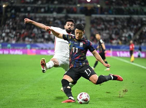 (240207) -- AL RAYYAN, Feb. 7, 2024 -- South Korea s Hwang Hee Chan (R) shoots during the semi-final between Jordan and South Korea at AFC Asian Cup Qatar 2023 in Al Rayyan, Qatar, Feb. 6, 2024. ) (SP)QATAR-AL RAYYAN-FOOTBALL-AFC ASIAN CUP-JORDAN VS SOUTH KOREA SunxFanyue 
