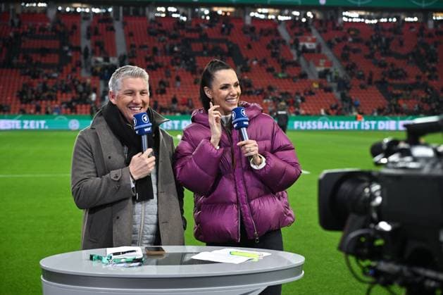 ARD Sportschau Moderatorin Esther Sedlaczek mit Fussball Experte Bastian Schweinsteiger 06.02.2024, DFB Pokal 2023 2024, Viertelfinale Bayer 04 Leverkusen - VfB Stuttgart 3:2 Leverkusen BayArena Nordrhein Westfalen Deutschland *** ARD Sportschau presenter Esther Sedlaczek with football expert Bastian Schweinsteiger 06 02 2024, DFB Pokal 2023 2024, quarter-final Bayer 04 Leverkusen VfB Stuttgart 3 2 Leverkusen BayArena Nordrhein Westfalen Germany Team2