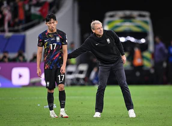 FUSSBALL AFC Asian Cup Halbfinale in Doha Jordanien - Suedkorea 06.02.2024 Enttaeuschung Suedkorea; Jeong Woo-Yeong (li) und Trainer Suedkorea Juergen Klinsmann (re, Deutschland)