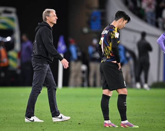 FUSSBALL AFC Asian Cup Halbfinale in Doha Jordanien - Suedkorea 06.02.2024 Enttaeuschung Suedkorea; Trainer Suedkorea Juergen Klinsmann (li, Deutschland) und Son Heung-Min (re)