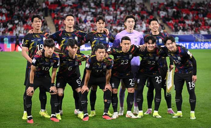 FUSSBALL AFC Asian Cup Halbfinale in Doha Jordanien - Suedkorea 06.02.2024 Mannschaftsbild Suedkorea; Kim Young-Gwon, Jung Seung-Hyun, Park Yong-Woo, Torwart Jo Hyeon-Woo. Son Heung-Min (hinten v.li.) Jae-Sung Lee, Hwang In-Beom , Hee-Chan Hwang, Kim Tae-Hwan, Seol Young-Woo und Kee Kang-In (vorn v.li.)