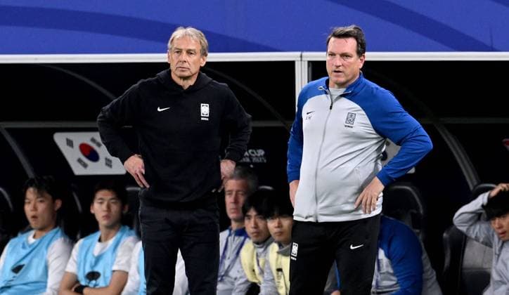 FUSSBALL AFC Asian Cup Halbfinale in Doha Jordanien - Suedkorea 06.02.2024 Trainer Suedkorea, Juergen Klinsmann (li, Deutschland) und Co Trainer Suedkorea, Andreas Herzog (re, Oesterreich)