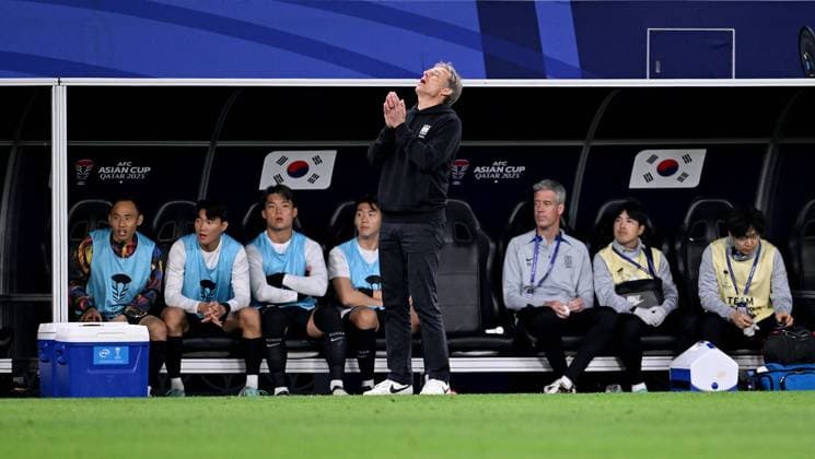 FUSSBALL AFC Asian Cup Halbfinale in Doha Jordanien - Suedkorea 06.02.2024 Trainer Suedkorea, Juergen Klinsmann (li, Deutschland) betet
