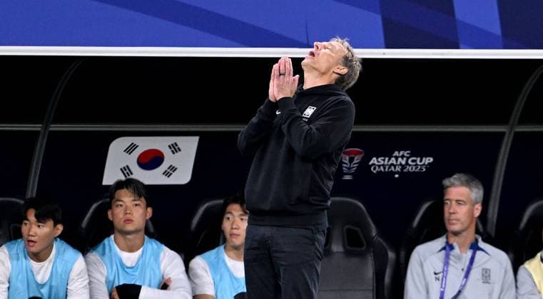FUSSBALL AFC Asian Cup Halbfinale in Doha Jordanien - Suedkorea 06.02.2024 Trainer Suedkorea, Juergen Klinsmann (li, Deutschland) betet
