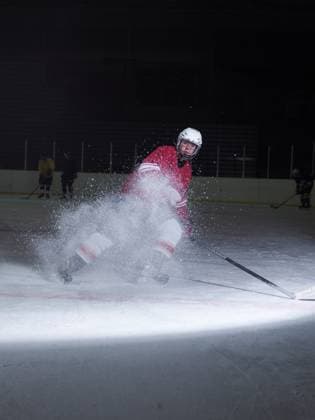 Ice hockey, Eishockey player in action ice hockey player in action kicking with stick (License=RF) 7782908 ,model released, Symbolfoto Copyright: xZoonar.com benisxarapovicx 7782908 ,model released, Symbolfoto ,property released