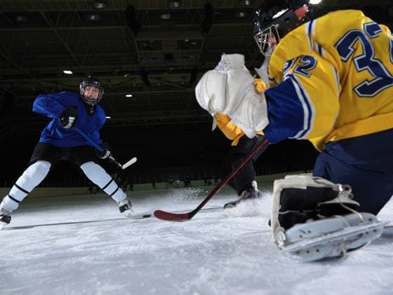 Ice hockey, Eishockey goalkeeper ice hockey goalkeeper player on goal in action (License=RF) 7799703 ,model released, Symbolfoto Copyright: xZoonar.com benisxarapovicx 7799703 ,model released, Symbolfoto ,property released
