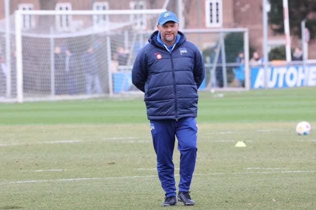 DEU, DFL, 2. FBL Hertha BSC, Training, 07.02.2024, Sportforum, Berlin, DEU, DFL, 2. FBL Hertha BSC, Training, im Bild Cheftrainer Pal Dardai (Hertha BSC Berlin) DFL - regulations prohibit any use of Photographs as image sequences and or quasi-video Foto: Juergen Engler nordphoto GmbH