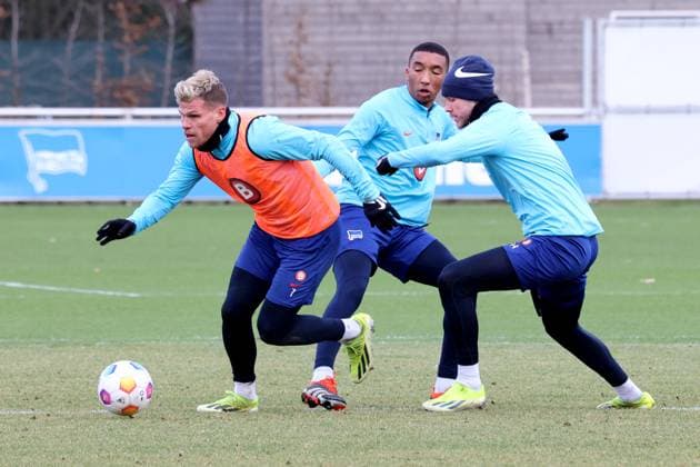 DEU, DFL, 2. FBL Hertha BSC, Training, 07.02.2024, Sportforum, Berlin, DEU, DFL, 2. FBL Hertha BSC, Training, im Bild Florian Niederlechner (Hertha BSC Berlin 7), Bradley Ibrahim (Hertha BSC Berlin 23), Linus Gechter (Hertha BSC Berlin 44) DFL - regulations prohibit any use of Photographs as image sequences and or quasi-video Foto: Juergen Engler nordphoto GmbH