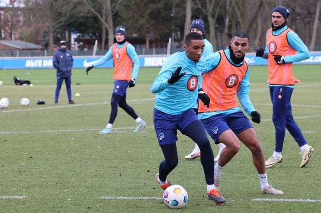 DEU, DFL, 2. FBL Hertha BSC, Training, 07.02.2024, Sportforum, Berlin, DEU, DFL, 2. FBL Hertha BSC, Training, im Bild Bradley Ibrahim (Hertha BSC Berlin 23), Aymen Barkok (Hertha BSC Berlin 18) DFL - regulations prohibit any use of Photographs as image sequences and or quasi-video Foto: Juergen Engler nordphoto GmbH