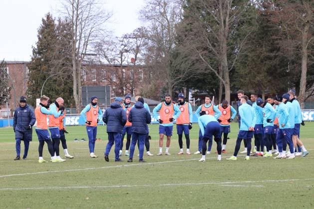 DEU, DFL, 2. FBL Hertha BSC, Training, 07.02.2024, Sportforum, Berlin, DEU, DFL, 2. FBL Hertha BSC, Training, im Bild Cheftrainer Pal Dardai (Hertha BSC Berlin), Hertha-Spielerkreis DFL - regulations prohibit any use of Photographs as image sequences and or quasi-video Foto: Juergen Engler nordphoto GmbH