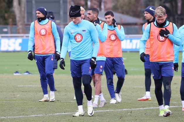 DEU, DFL, 2. FBL Hertha BSC, Training, 07.02.2024, Sportforum, Berlin, DEU, DFL, 2. FBL Hertha BSC, Training, im Bild Fabian Reese (Hertha BSC Berlin 11), Florian Niederlechner (Hertha BSC Berlin 7), Hertha-Spielerkreis DFL - regulations prohibit any use of Photographs as image sequences and or quasi-video Foto: Juergen Engler nordphoto GmbH