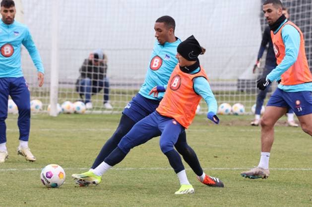 DEU, DFL, 2. FBL Hertha BSC, Training, 07.02.2024, Sportforum, Berlin, DEU, DFL, 2. FBL Hertha BSC, Training, im Bild Bradley Ibrahim (Hertha BSC Berlin 23), Michal Karbownik (Hertha BSC Berlin 6) DFL - regulations prohibit any use of Photographs as image sequences and or quasi-video Foto: Juergen Engler nordphoto GmbH