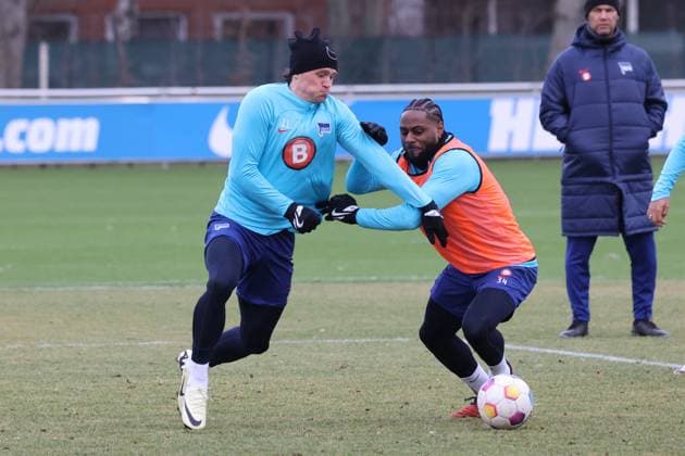 DEU, DFL, 2. FBL Hertha BSC, Training, 07.02.2024, Sportforum, Berlin, DEU, DFL, 2. FBL Hertha BSC, Training, im Bild Fabian Reese (Hertha BSC Berlin 11), Deyovaisio Zeefuik (Hertha BSC Berlin 34) DFL - regulations prohibit any use of Photographs as image sequences and or quasi-video Foto: Juergen Engler nordphoto GmbH