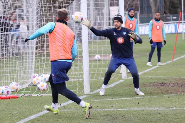 DEU, DFL, 2. FBL Hertha BSC, Training, 07.02.2024, Sportforum, Berlin, DEU, DFL, 2. FBL Hertha BSC, Training, im Bild Florian Niederlechner (Hertha BSC Berlin 7), Marius Gersbeck (Hertha BSC Berlin 35) DFL - regulations prohibit any use of Photographs as image sequences and or quasi-video Foto: Juergen Engler nordphoto GmbH
