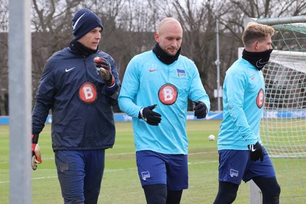 DEU, DFL, 2. FBL Hertha BSC, Training, 07.02.2024, Sportforum, Berlin, DEU, DFL, 2. FBL Hertha BSC, Training, im Bild Tjark Ernst (Hertha BSC Berlin 12), Toni Leistner (Hertha BSC Berlin 37), Florian Niederlechner (Hertha BSC Berlin 7) DFL - regulations prohibit any use of Photographs as image sequences and or quasi-video Foto: Juergen Engler nordphoto GmbH