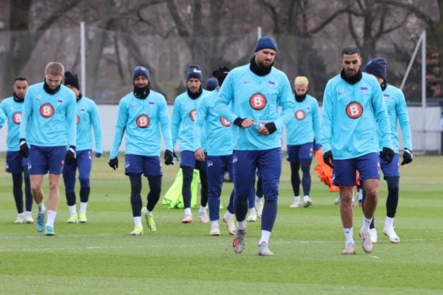 DEU, DFL, 2. FBL Hertha BSC, Training, 07.02.2024, Sportforum, Berlin, DEU, DFL, 2. FBL Hertha BSC, Training, im Bild Hertha-Spielerkreis, Aymen Barkok (Hertha BSC Berlin 18), Philip Sprint (Hertha BSC Berlin 99) DFL - regulations prohibit any use of Photographs as image sequences and or quasi-video Foto: Juergen Engler nordphoto GmbH
