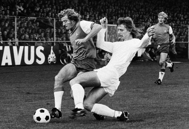 Onderwerp Subject: Telstar - Feyenoord Eredivisie Reklame: Seizoen Season: 1973 1974 FOTO PHOTO: Telstar s Dick HELLING (R) in duel with Feyenoord s Wim JANSEN (L) Trefwoorden Keywords: 04 $10 ±1173948431340 IJMUIDEN HOLLAND Content not available for redistribution in The Netherlands directly or indirectly through any third parties. Copyright: xBSRxAgencyx 73101021A007206 EDITORIAL USE ONLY