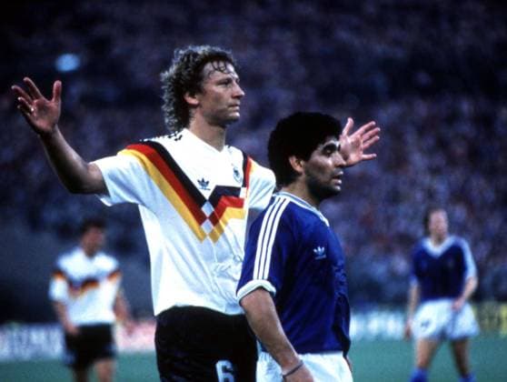 Onderwerp Subject: West Germany - Argentina (1-0) World Cup Final 1990 Italy Club Team Country: West Germany Argentina Seizoen Season: 1989 1990 FOTO PHOTO: Germany s Guido BUCHWALD (L) in duel with Argentina s Diego MARADONA (R) Trefwoorden Keywords: duitsland argentinie wk wereldkampioenschap B 04 %14,8 $10 ±1212590470872 ROME ITA Content not available for redistribution in The Netherlands directly or indirectly through any third parties. Copyright: xBSRxAgencyx 901020633 EDITORIAL USE ONLY