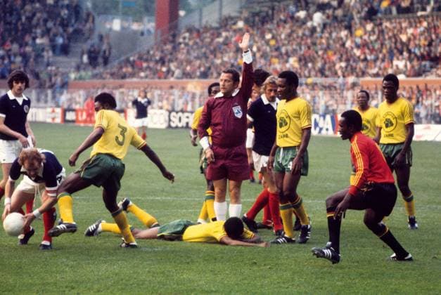 Onderwerp Subject: Zaire - Scotland World Cup 1974 Seizoen Season: 1973 1974 1974 1975 FOTO PHOTO: Referee Gerhard SCHULEMBURG (C) is given a free kick to Scotland. Billy BREMNER (L) is getting the ball Trefwoorden Keywords: 04 08 $10 ±1138988423095 Dortmund GERMANY Content not available for redistribution in The Netherlands directly or indirectly through any third parties. Copyright: xBSRxAgencyx 74100614A000636 EDITORIAL USE ONLY