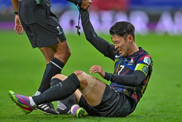 Jordan v South Korea: Semi Final - AFC Asian Cup Referee Mohammed Abdulla Hassan is helping Son Heung Min of South Korea to stand up during the AFC Asian Cup 2023 semifinal match between South Korea and Jordan at Ahmad Bin Ali Stadium in Al Rayyan, Qatar, on February 6, 2023. DOHA Qatar  Copyright: xNoushadxThekkayilx originalFilename:varittyakkal-southkor240207_npTXs.jpg