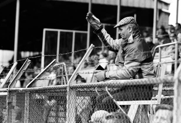 Onderwerp Subject: Haarlem Eredivisie Reklame: Club Team Country: Haarlem Seizoen Season: 1985 1986 FOTO PHOTO: Haarlem s coach Barry HUGHES coaching his team from a tennis umpire chair Trefwoorden Keywords: 03 05 $10 ±1131399652982 Haarlem NED Content not available for redistribution in The Netherlands directly or indirectly through any third parties. Copyright: xBSRxAgencyx 85101103A007284 EDITORIAL USE ONLY
